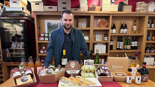 El alcalde de Orduña, Iker Santocildes, con una pequeña muestra de la gastronomía de la ciudad