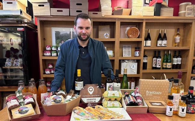 El alcalde de Orduña, Iker Santocildes, con una pequeña muestra de la gastronomía de la ciudad