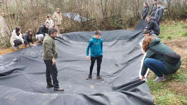 Colocación de la capa intermedia de material de caucho que actuará como impermeabilizante del estanque.