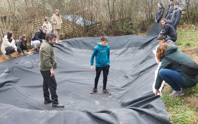 Colocación de la capa intermedia de material de caucho que actuará como impermeabilizante del estanque.