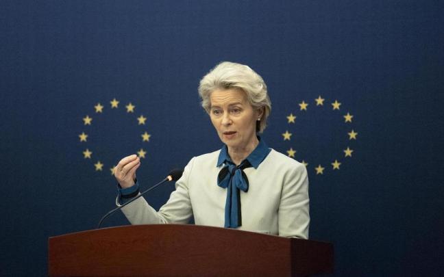 La presidenta de la Comisión Europea, Ursula von der Leyen, durante la rueda de prensa en Pekín.
