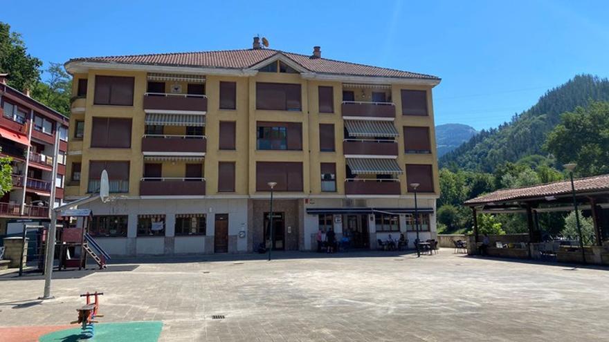 La plaza de Osintxu, el punto neurálgico del barrio.