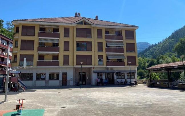 La plaza de Osintxu, el punto neurálgico del barrio.