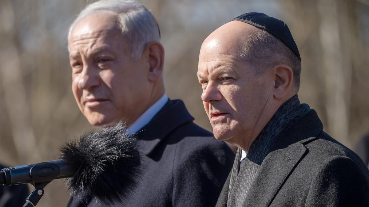 El primer ministro israelí, Benjamin Netanyahu, y el canciller alemán, Olaf Scholz, en su visita al memorial a las víctimas del Holocausto en Berlín.