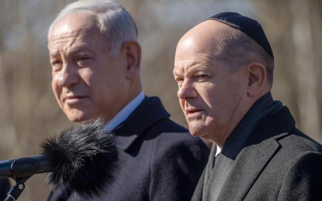 El primer ministro israelí, Benjamin Netanyahu, y el canciller alemán, Olaf Scholz, en su visita al memorial a las víctimas del Holocausto en Berlín. El primer ministro israelí, Benjamin Netanyahu, y el canciller alemán, Olaf Scholz, en su visita al memorial a las víctimas del Holocausto en Berlín.