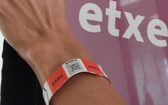 Pulsera Centinela que se puede obtener en la Emakumeen Etxea de Zarautz.