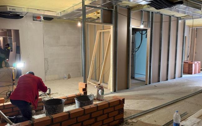 Fase de ejecución de las obras en el local que a partir del 28 de abril acogerá a la Policía Municipal de Deba / Udala Fase de ejecución de las obras en el local que a partir del 28 de abril acogerá a la Policía Municipal de Deba