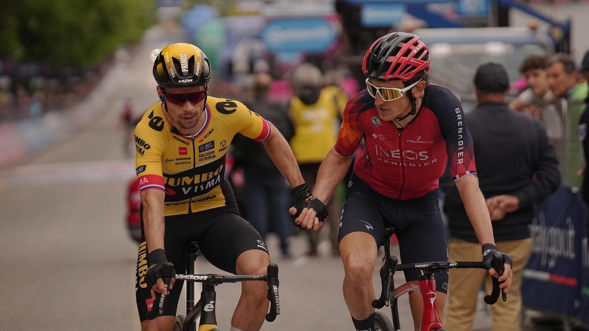 Roglic y Thomas se saludan tras alejar a Evenepoel.