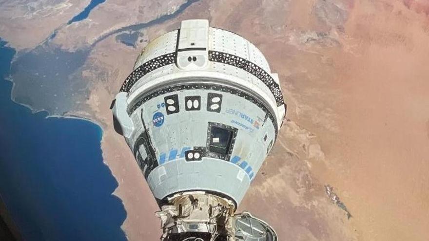 Starliner acoplada a la Estación Espacial con el delta del Nilo de fondo.