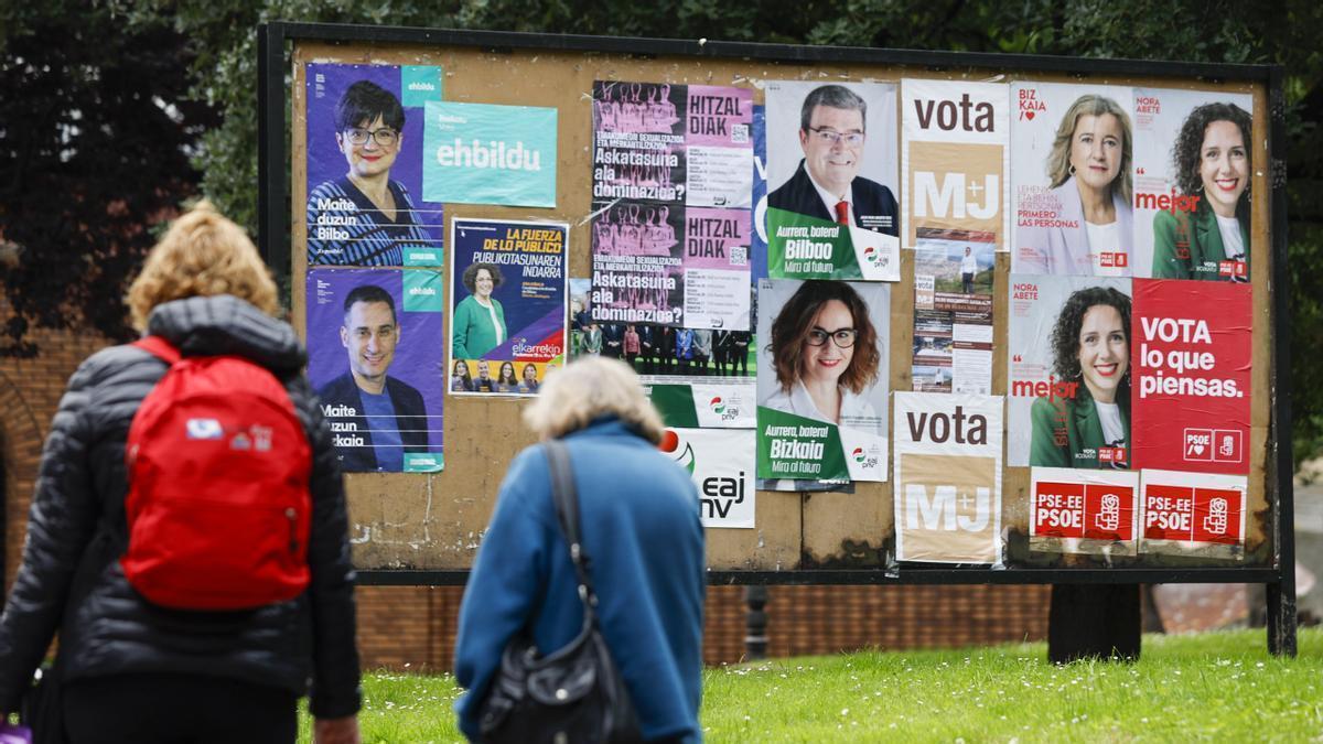 Carteles electorales en el centro de Bilbao con candidatos a las elecciones del domingo.