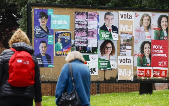 Carteles electorales en el centro de Bilbao con candidatos a las elecciones del domingo.