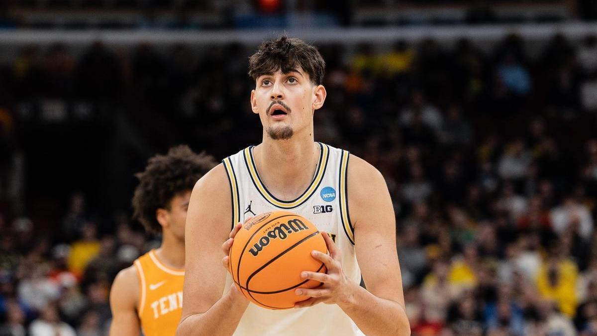 Aday Mara, en una imagen de archivo con los Michigan Wolverines.