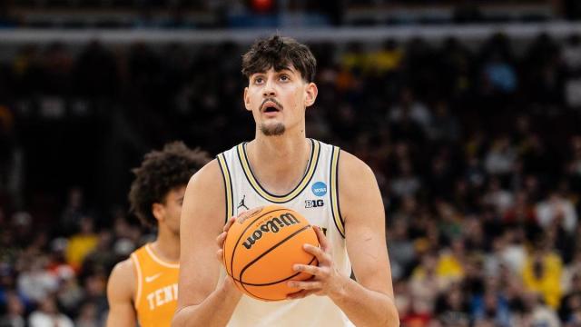 Aday Mara, en una imagen de archivo con los Michigan Wolverines.