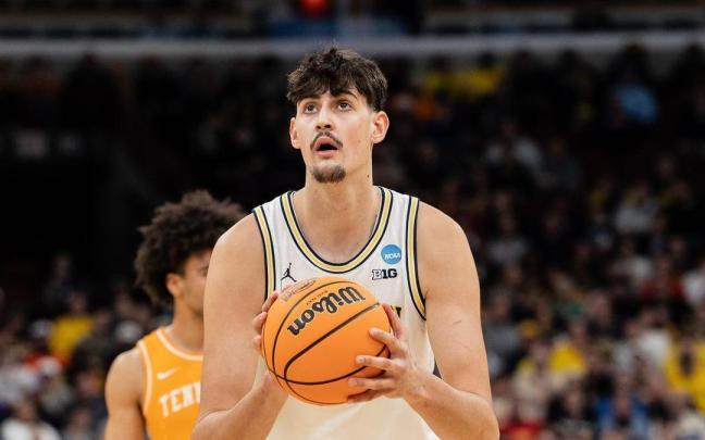 Aday Mara, en una imagen de archivo con los Michigan Wolverines.