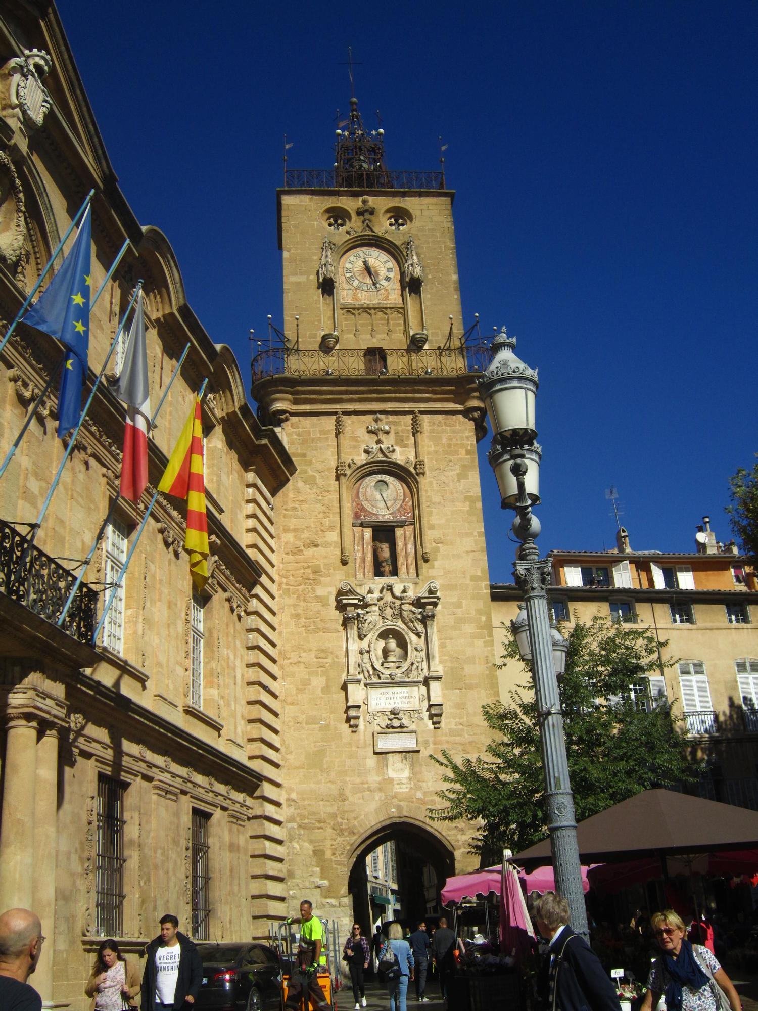 El Ayuntamiento y la Torre del Reloj.