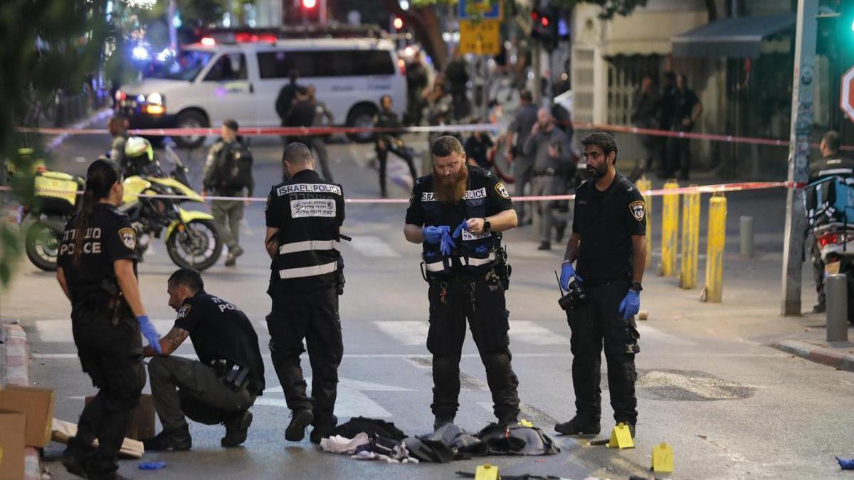 Agentes de la policía israelí en el lugar del ataque.