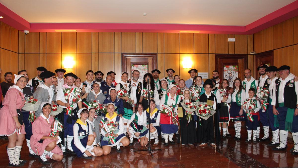 Las cuadrillas de Herriko Taldeak, representantes políticos y protagonistas de las fiestas en la foto de familia