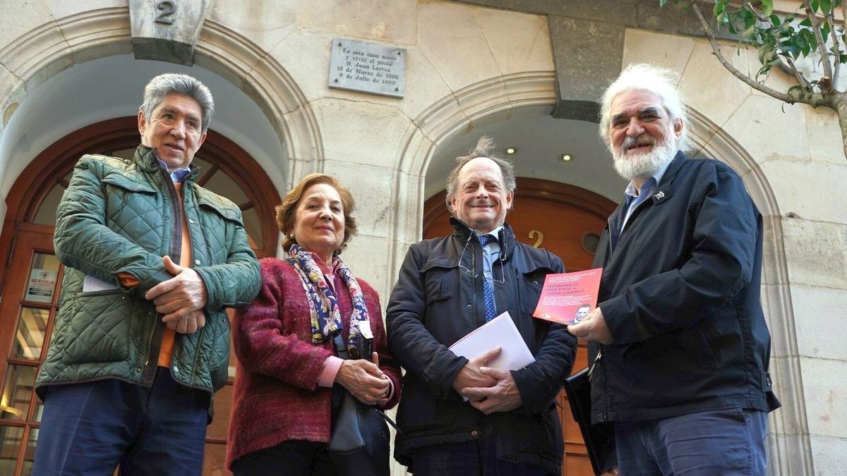 Homenaje al poeta Juan Larrea frente a su casa natal en su 128 aniversario