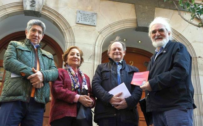 Homenaje al poeta Juan Larrea frente a su casa natal en su 128 aniversario