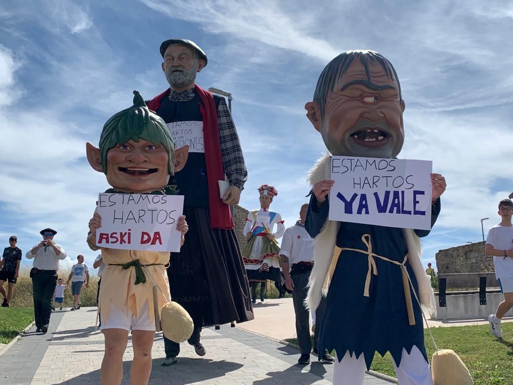 Los kilikis, sin las vergas y con carteles en los que muestran su hartazgo, este sábado en el primer y último tramo de su recorrido.