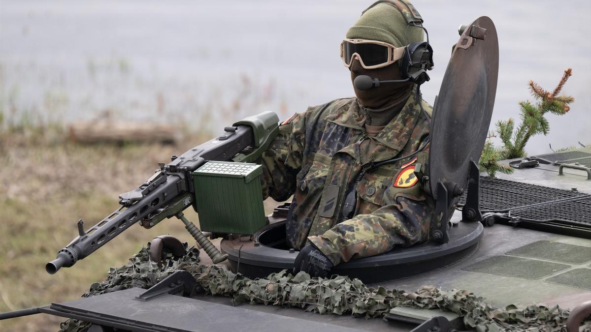 Un soldado de la OTAN realiza maniobras militares en Polonia.