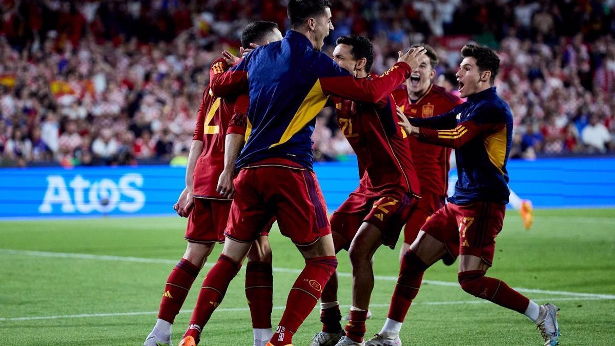 Los jugadores de la selección española celebran el titulo tras el penalti marcado por Carvajal