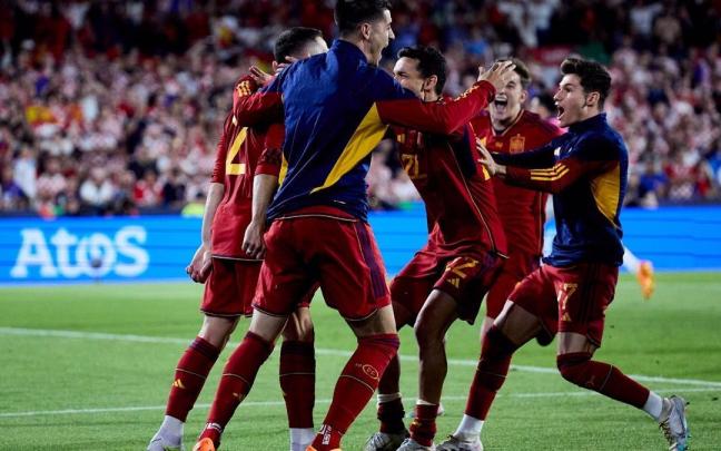 Los jugadores de la selección española celebran el titulo tras el penalti marcado por Carvajal