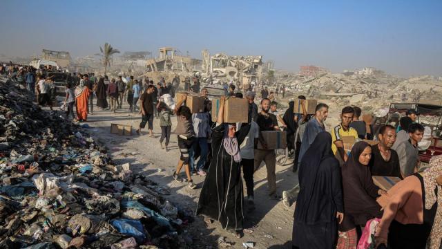 Los palestinos cargan con paquetes de ayuda humanitaria distribuidos por la Fundación Humanitaria de Gaza israelí-estadounidense. / EP Los palestinos cargan con paquetes de ayuda humanitaria distribuidos por la Fundación Humanitaria de Gaza israelí-estadounidense.
