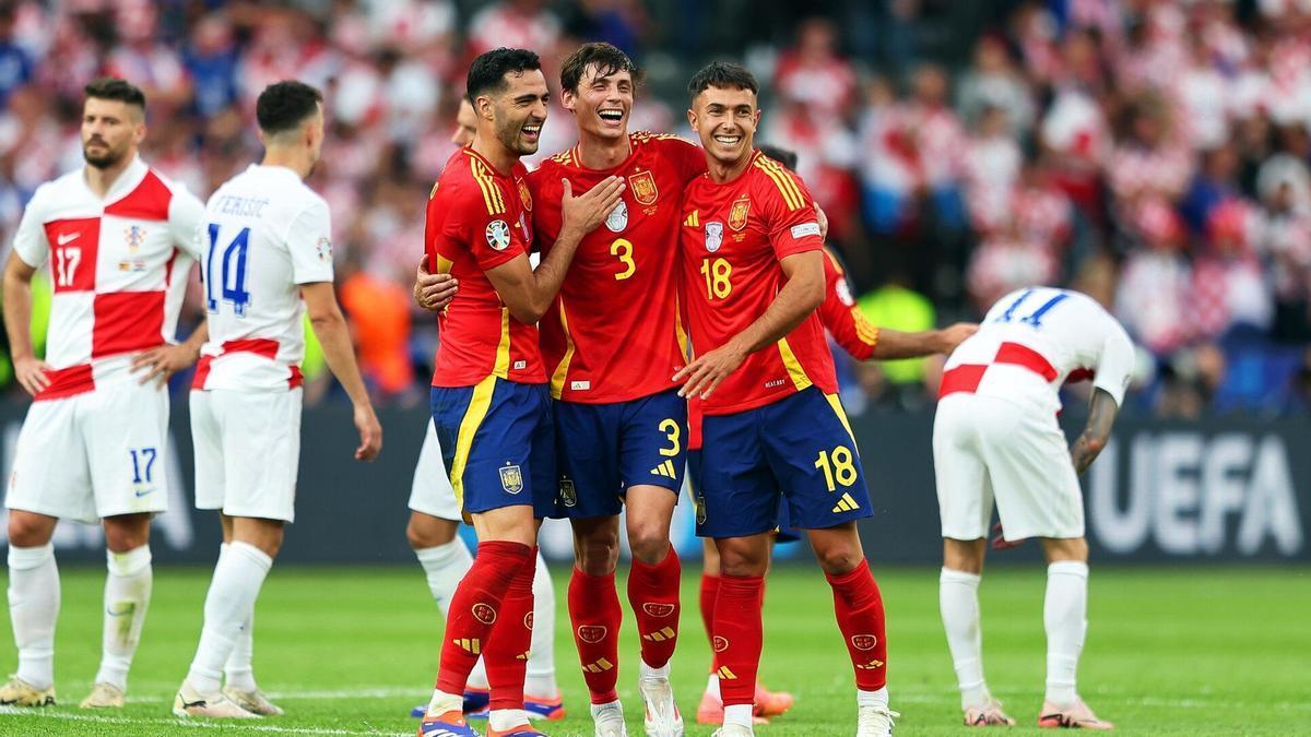 Robin Le Normand celebra el triunfo ante Croacia con Mikel Merino y Martin Zubimendi. / DPA VÍA EUROPA PRESS