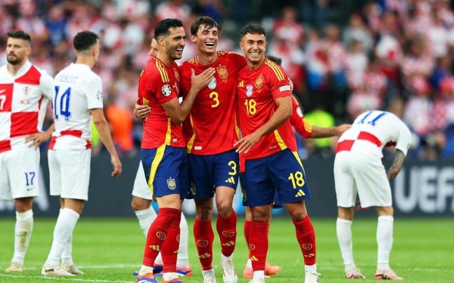 Robin Le Normand celebra el triunfo ante Croacia con Mikel Merino y Martin Zubimendi. / DPA VÍA EUROPA PRESS