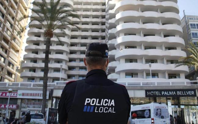 Un agente de la Policía Local de Palma. Un agente de la Policía Local de Palma.