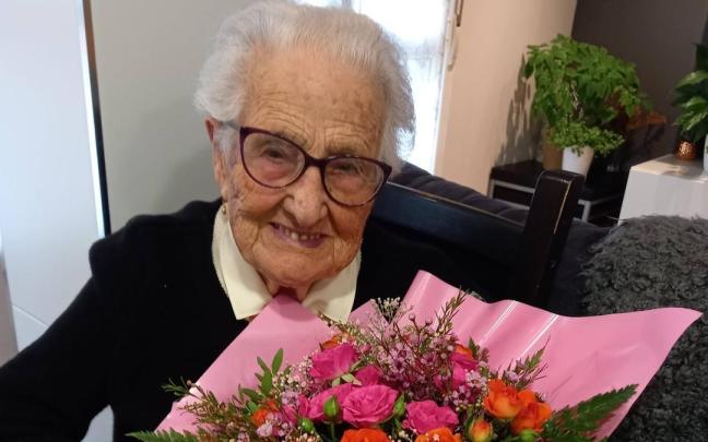 La zumarragarra Julia Gómez, con el ramo de flores que le regaló el Ayuntamiento.