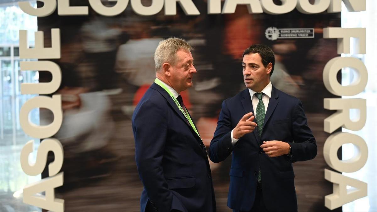 El consejero de Seguridad del Gobierno vasco, Bingen Zupiria, y el lehendakari, Imanol Pradales, en el 'Basque Segurtasun Foroa'.