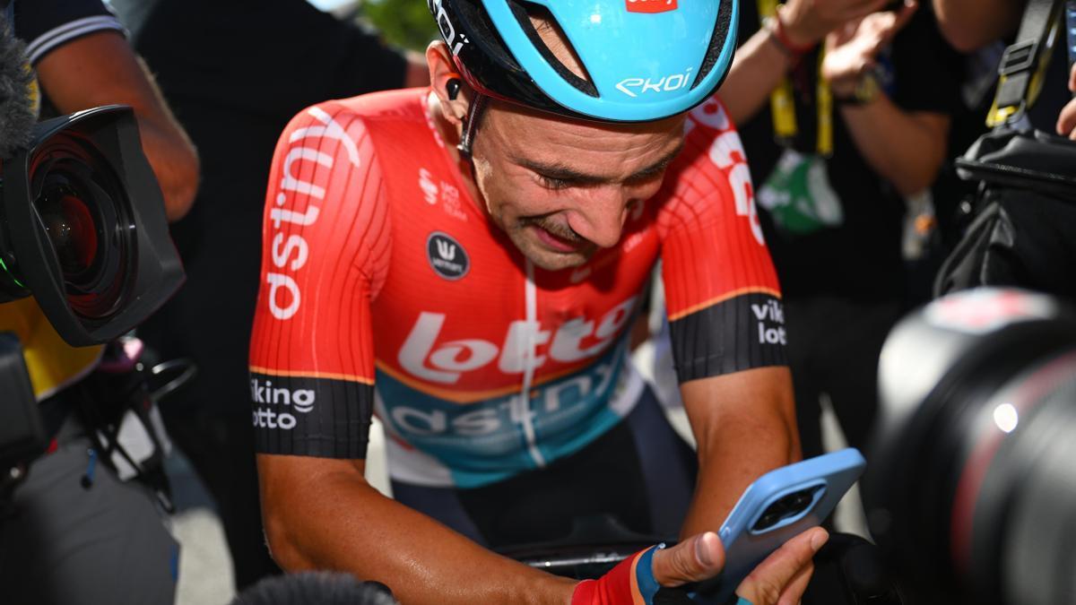 Victor Campenaerts, con la videollamada, tras vencer la etapa.