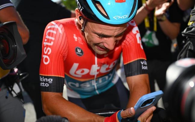Victor Campenaerts, con la videollamada, tras vencer la etapa. / Efe Victor Campenaerts, con la videollamada, tras vencer la etapa.