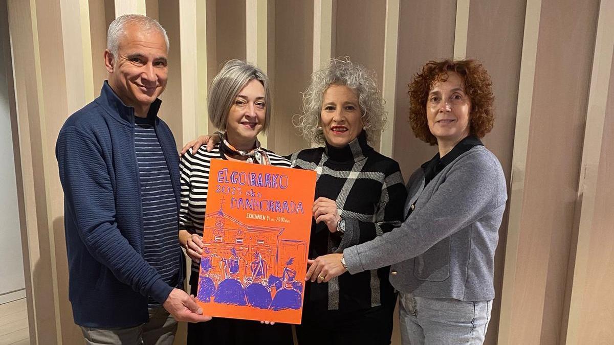 Los miembros del jurado con el cartel que anunciará la tamborrada de mayores de la noche del 14 de junio