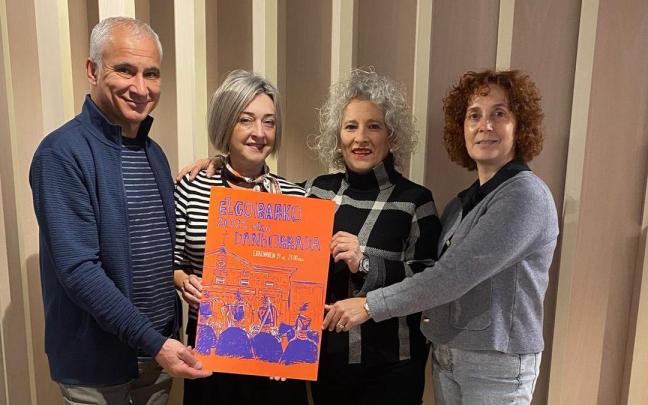 Los miembros del jurado con el cartel que anunciará la tamborrada de mayores de la noche del 14 de junio / Atabal Los miembros del jurado con el cartel que anunciará la tamborrada de mayores de la noche del 14 de junio