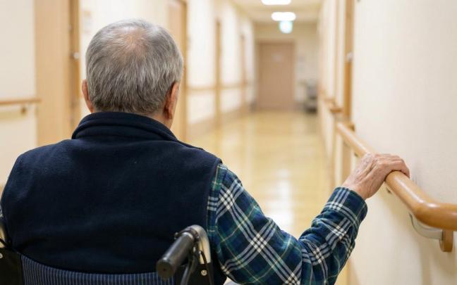Imagen de archivo de un anciano en una residencia.