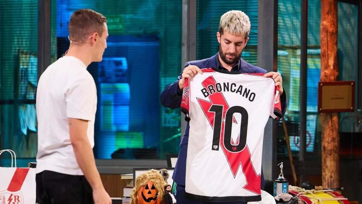 Jorge de Frutos regala una camiseta del Rayo Vallecano a David Broncano en 'La Revuelta'