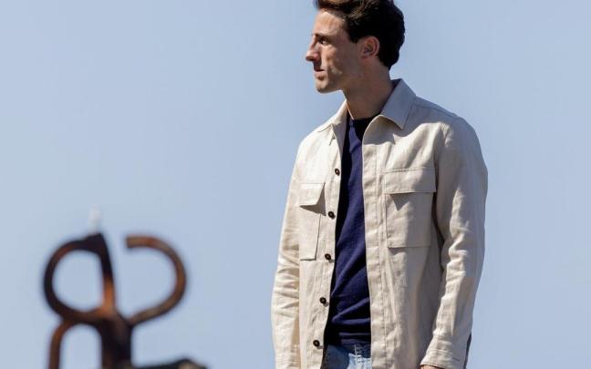 Álvaro Odriozola posa en el Peine del Viento tras la entrevista. / JAVI COLMENERO