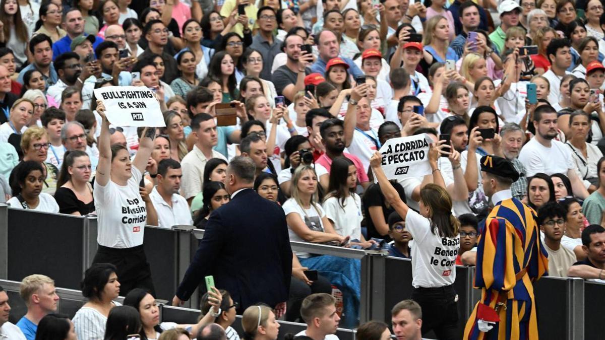 Las activistas interrumpen la audiencia con carteles contra las corridas de coros.