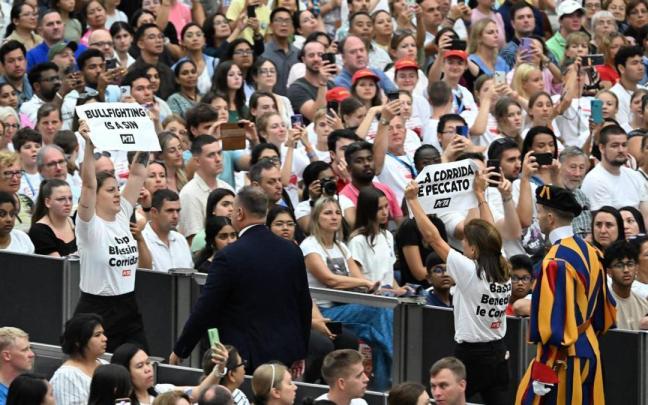 Las activistas interrumpen la audiencia con carteles contra las corridas de coros. / EFE Las activistas interrumpen la audiencia con carteles contra las corridas de coros.