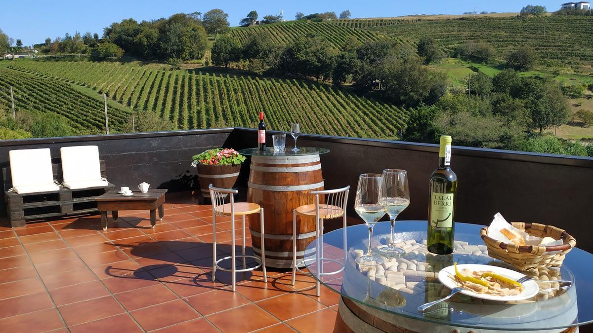 Las visitas a Talai Berri son un festín de sabores; un maridaje perfecto de txakoli y exquisiteces de productos locales.