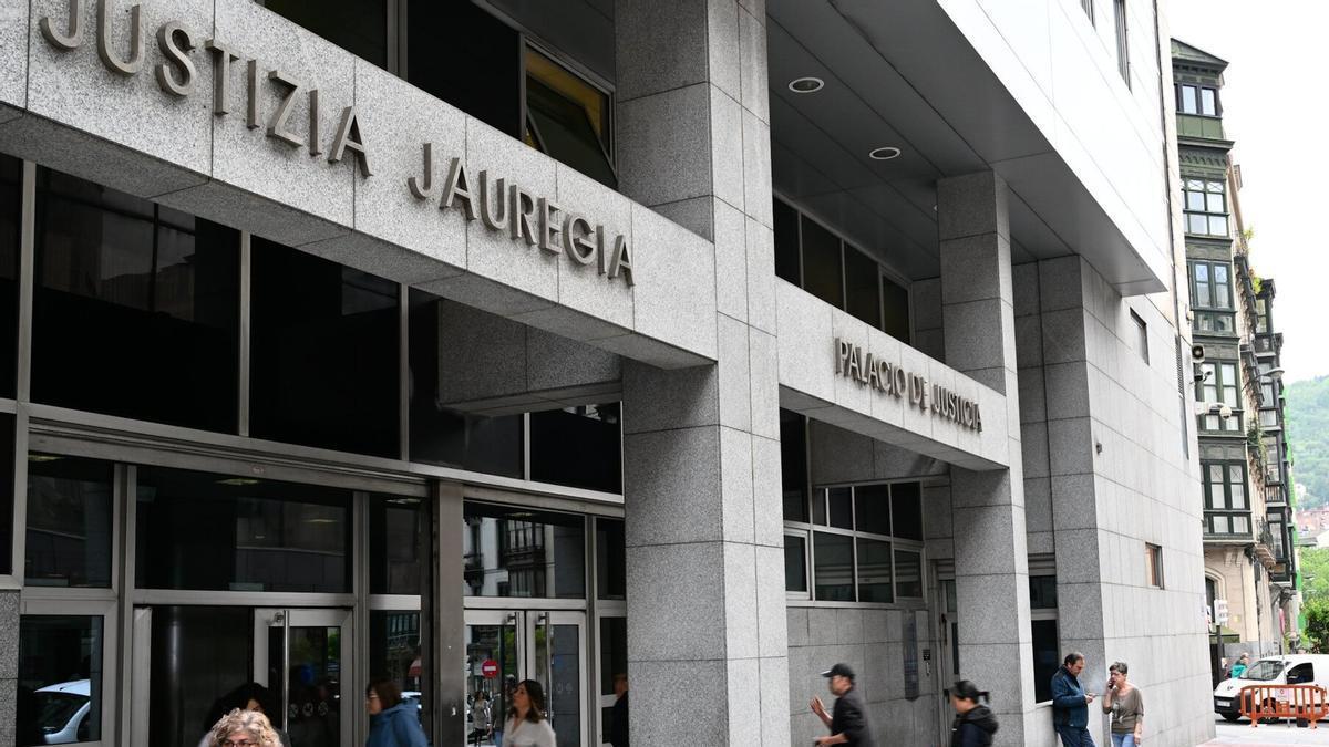 Entrada a los juzgados de Bilbao.