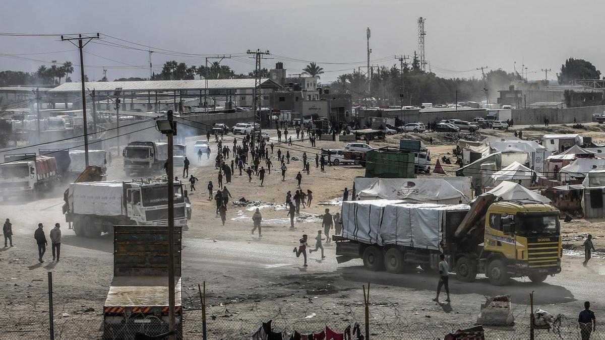 Los refugiados corren tras los convoys de ayuda humanitaria en Rafah.