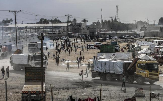 Los refugiados corren tras los convoys de ayuda humanitaria en Rafah.