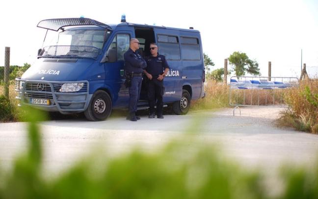 Policías en la zona donde desapareció Madeleine McCann en 2007 / EFE Policías en la zona donde desapareció Madeleine McCann en 2007