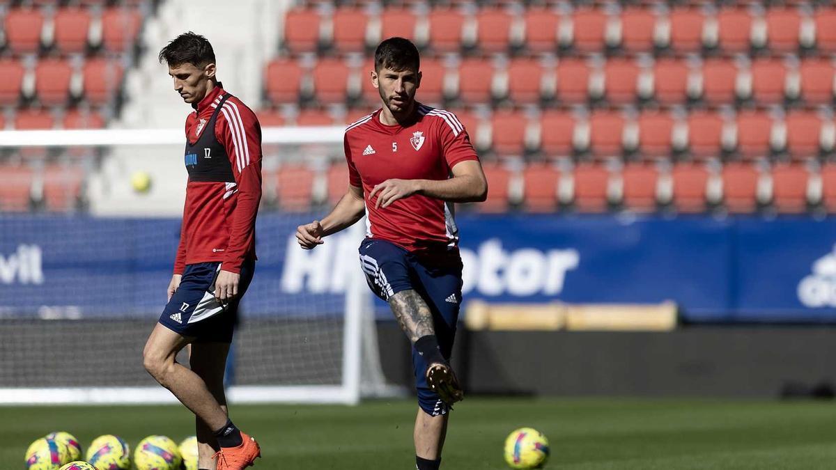 Ante Budimir y David García, durante el entrenamiento de ayer en El Sadar.