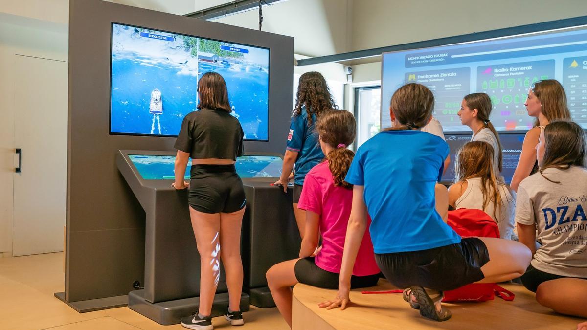 Un grupo de jóvenes jugando y aprendiendo en BBK Klima.