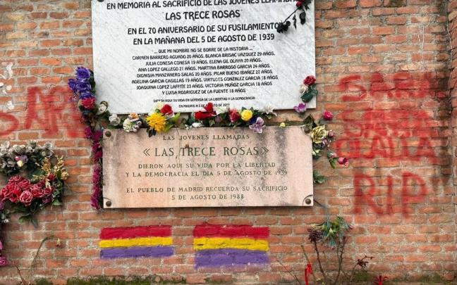 La tumba de las Trece Rosas ha sido vandalizado con pintadas con amenazas a Sarah Santaolalla.